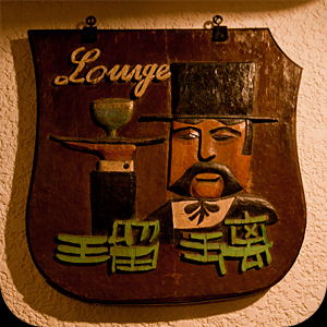 Lounge Bar 瑠璃の木彫りレリーフの写真